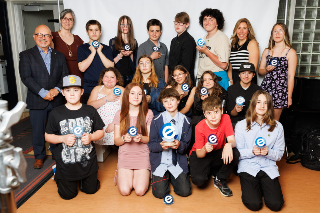 Écopêche, Jeune COOP, récipiendaire du prix Coup de cœur Coopératif 2025
École secondaire du Havre-Jeunesse, CSS des Samares, Lanaudière
Sur la photo : Yvan Rose, trésorier du conseil d’administration, Fondation pour l’éducation à la coopération et à la mutualité, et les élèves, accompagnés par leurs intervenants scolaires (en ordre alphabétique) : Loîc Beauchamp-Gariépy, Ève Brisson, Dylan Charette-Désormeaux, Océanne Corbin, Ily Cournoyer-Lemieux, Rosalie De Marco, Nathan Dufort, Xavier Giroux, Alicia Gosselin, Loïc Grenier, Ludovik Grenier, Dylan Levesque, Maélie Paiement, Alexis Parent, Jérémy Pelletier, Meg-Ann Vézina-Lavoie, Julie Arseneault, Nancy Michaud
—
27e édition du Défi OSEntreprendre. Palais Montcalm. 11 juin 2025.
Crédit photo: Patric Nadeau